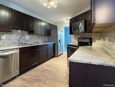 4013 Foxpointe Dr, West Bloomfield, MI 48323 - photo 2