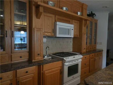 Kitchen Abundance of cabinets!