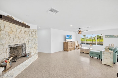 Living area with speckle patterned floor, a ceilin