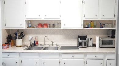 1013 S Smith Ave, Hebbronville, TX 78361 - photo 6