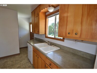 2118 E 13th St, the Dalles, OR 97058 - photo 4