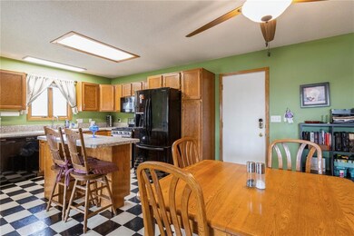 2330 31st St SW, Cedar Rapids, IA 52404 - photo 6