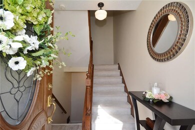 Enter the bright neutral decor of the entrance, en