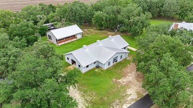 10 Stall barn with 3 stall barn
