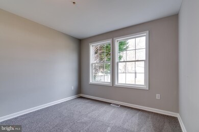 8608 Chestnut Ridge Dr, Laurel, MD 20707 - photo 6