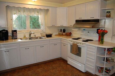 40 Pershing Dr, Schenectady, NY 12302 - photo 5