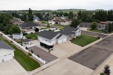 837 17th St E, Dickinson, ND 58601 - photo 4