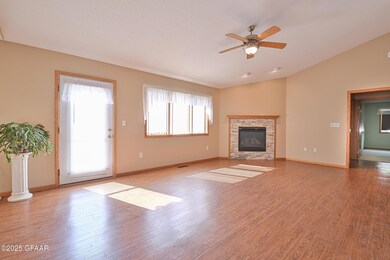 2837 17th Ave S, Grand Forks, ND 58201 - photo 4