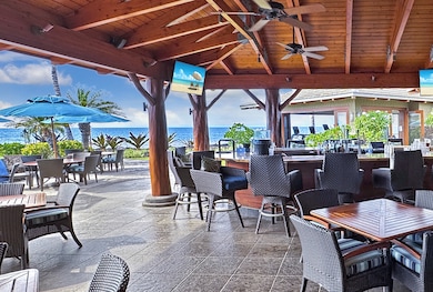 Hali'i Kai amenities - Ocean front bar area