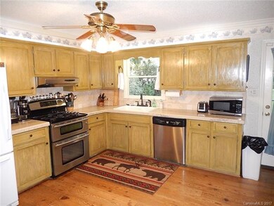 KITCHEN WITH STAINLESS DUAL FUEL RANGE