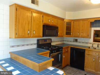 1546 Creekside Rd, Whitehall, PA 18052 - photo 4