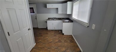 633 Blossom Dr, Lorain, OH 44052 - photo 4