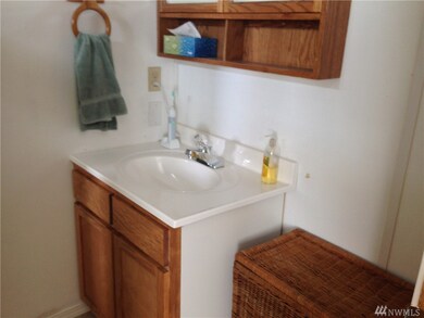 8915 Wilkensen Rd SE unit 8B, Yelm, WA 98597 - photo 4