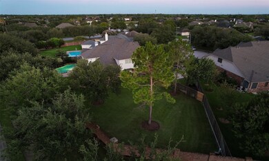 Property is at the end of a cul-de-sac and located on more than 1/3 acre lot! Close to Silverlake and zoned to Pearland ISD!