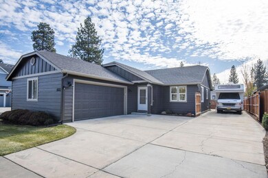1603 W Allingham Avenue, Sisters