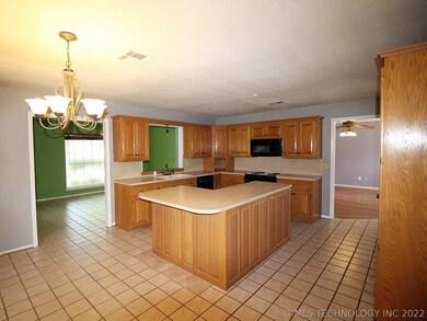 704 Stephanie St, Muldrow, OK 74948 - photo 6