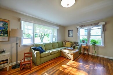 Living room, lots of windows