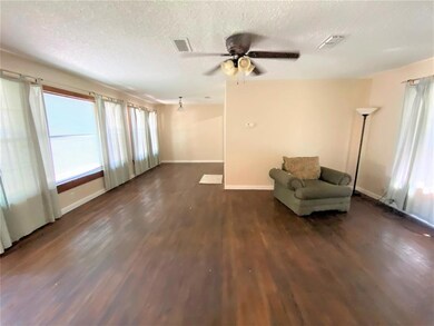 1208 Whaley Dr, Gainesville, TX 76240 - photo 2