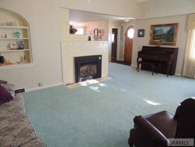 N Gas fireplace in formal living