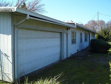 830 Lawnsdale Rd, Medford, OR 97504 - photo 3