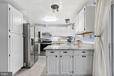 9212 Honey Creeper Ct, Burke, VA 22015 - photo 6