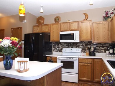 1743 SW Stone Crest Dr, Topeka, KS 66615 - photo 5