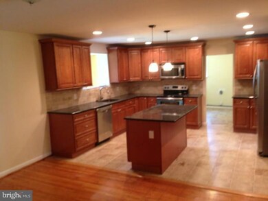 215 Brookthorpe Cir, Broomall, PA 19008 - photo 5
