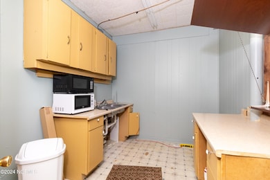 1111 N Oakum St-10