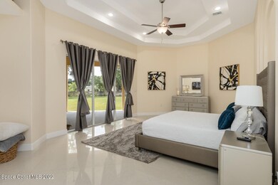 24_5305Vacaro213_mls