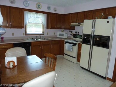 Eat-in kitchen, appliance package stays (range, re