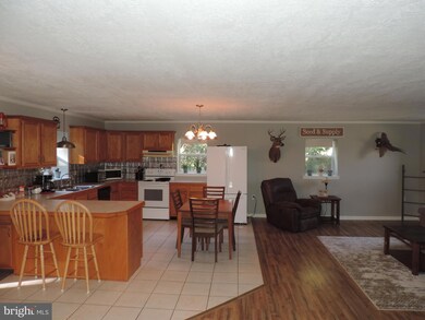 2530 Tree Top Ln, Seven Valleys, PA 17360 - photo 3