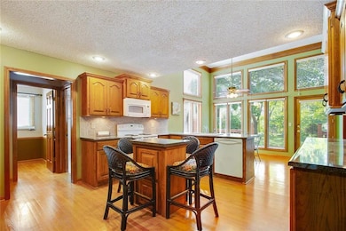 7634 Acuff Ln, Shawnee, KS 66216 - photo 3