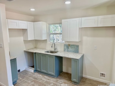 709 Burr Oak Ln, Canyon Lake, TX 78133 - photo 3