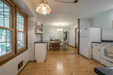 Oversized eat-in kitchen