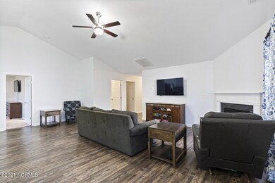 318 Providence Dr, Jacksonville, NC 28546 - photo 4