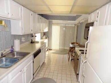 828 Graceland Ave unit 302, Des Plaines, IL 60016 - photo 4