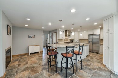 1608 Clyde Dr, Naperville, IL 60565 - photo 6