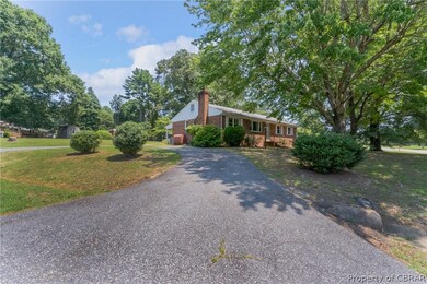 View of front facade featuring a front yard