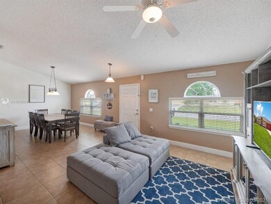 LIVING/DINING