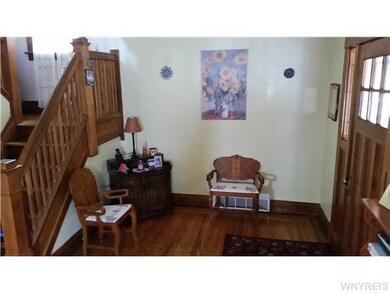 Foyer Great original hardwoods and woodwork!