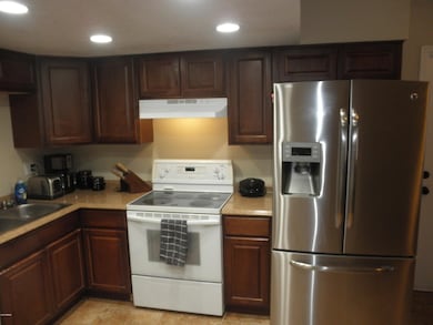 KITCHEN W STAINLESS FRIDGE