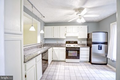 2204 Hunters Run Dr, Reston, VA 20191 - photo 4