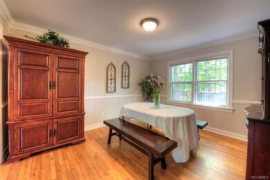 Darling dining room with crown moulding, chair rai