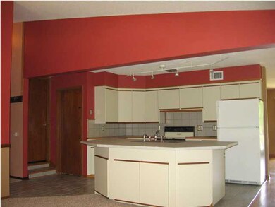 Island/breakfast bar in kitchen