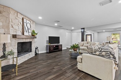 10014 Wickersham Ln, Houston, TX 77042 - photo 6