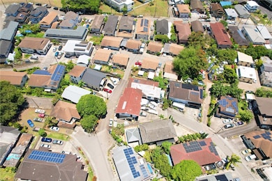 Overview of driveway and properties surrounding
