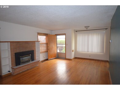 402 W 14th St, the Dalles, OR 97058 - photo 3