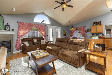 06-Living Room 20220407-DW-1494