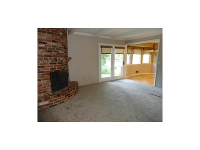 GREAT ROOM WITH VIEW TO BREAKFAST AREA