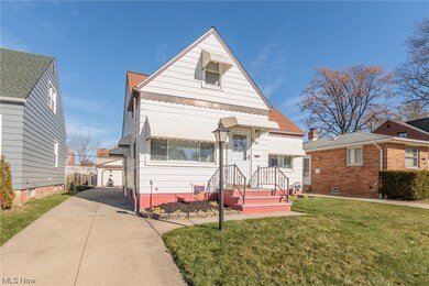 View of front of property featuring a front lawn